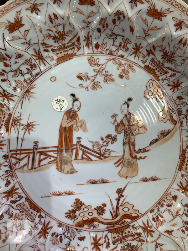 清康熙矾红庭院仕女图模印花口大盘 - 图3